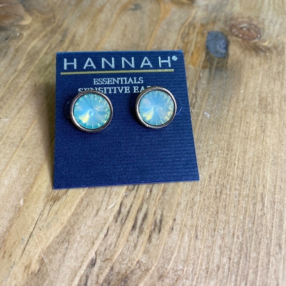 Hannah Sensitive Ears Post Earrings Green Jewel NWT Gold - Picture 5 of 6